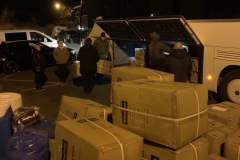 Der Konvoi wird mit Hilfsgütern beladen