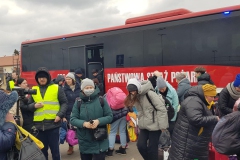 Ankommende Busse im Camp