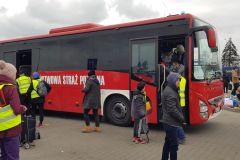 Ankommende Busse im Camp