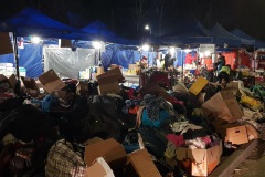 Ausgabe von Sachspenden im Camp