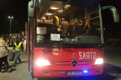 Ankommende Busse im Camp