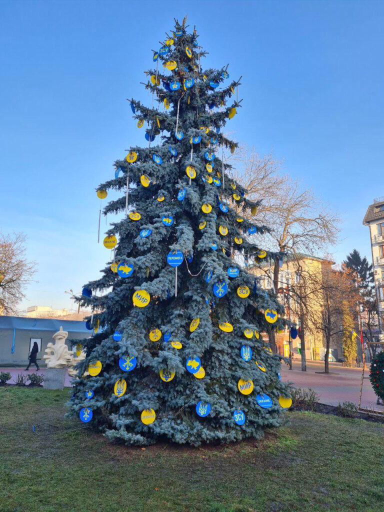 Geschmückter Weihnachtsbaum in Chmelnitzky