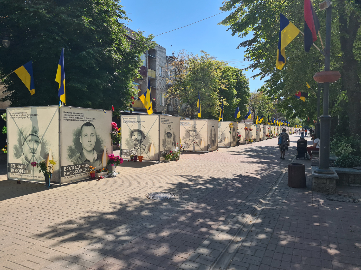 Mahnmale für gefallene ukrainische Soldaten im Stadtzentrum von Chmelnitzkij