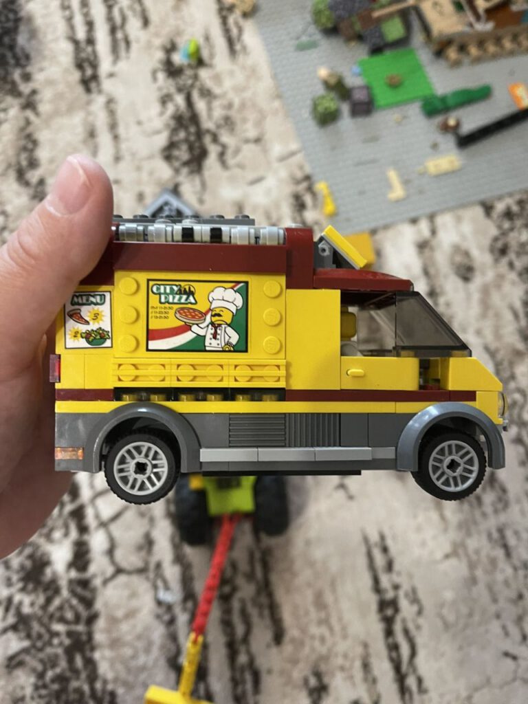 Kleine Freude für einen geflüchteten Jungen